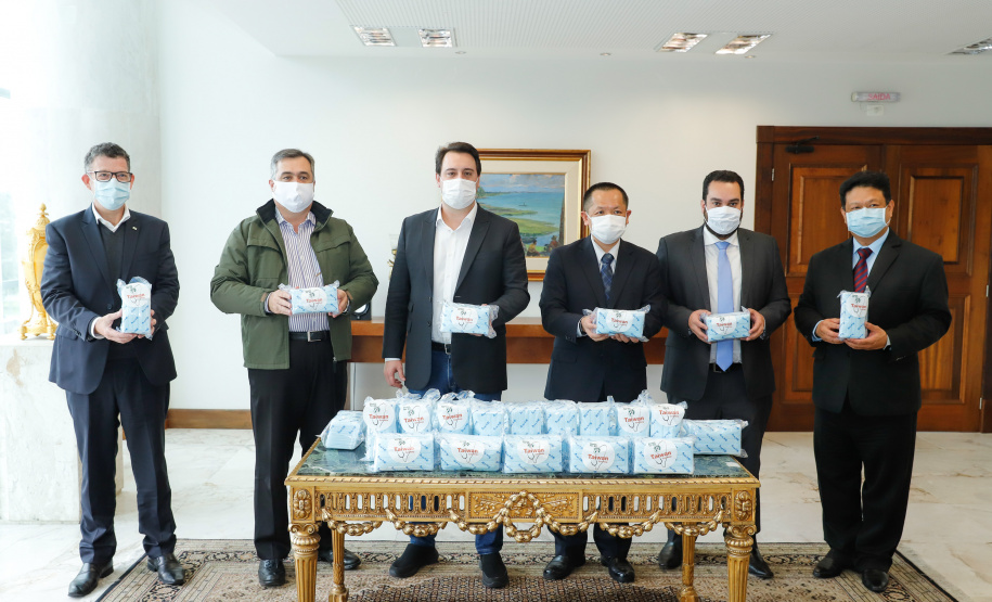 O Paraná recebeu 400 mil máscaras cirúrgicas do Escritório Econômico e Cultural de Taipei no Brasil, organização que representa os interesses de Taiwan no País