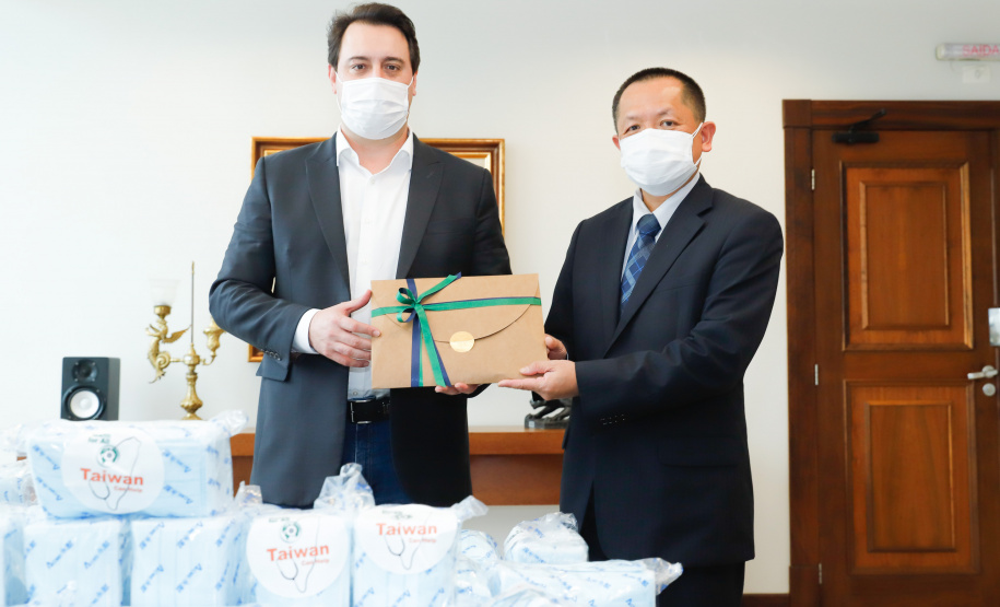 O Paraná recebeu 400 mil máscaras cirúrgicas do Escritório Econômico e Cultural de Taipei no Brasil, organização que representa os interesses de Taiwan no País