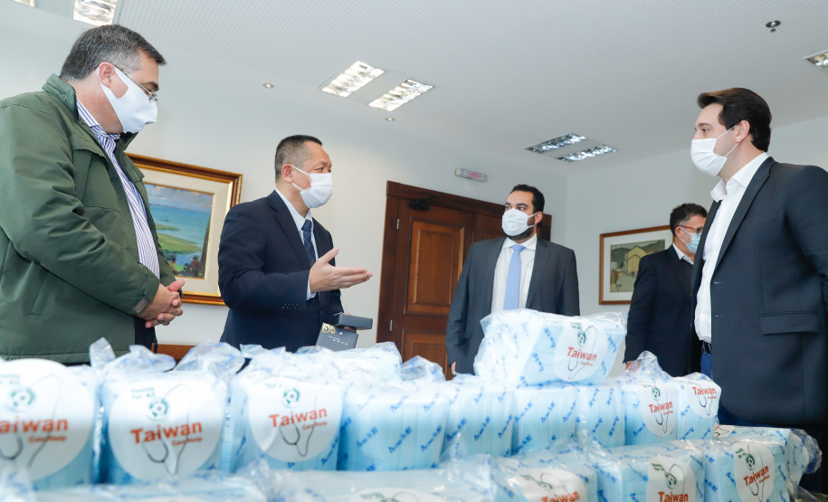 O Paraná recebeu 400 mil máscaras cirúrgicas do Escritório Econômico e Cultural de Taipei no Brasil, organização que representa os interesses de Taiwan no País