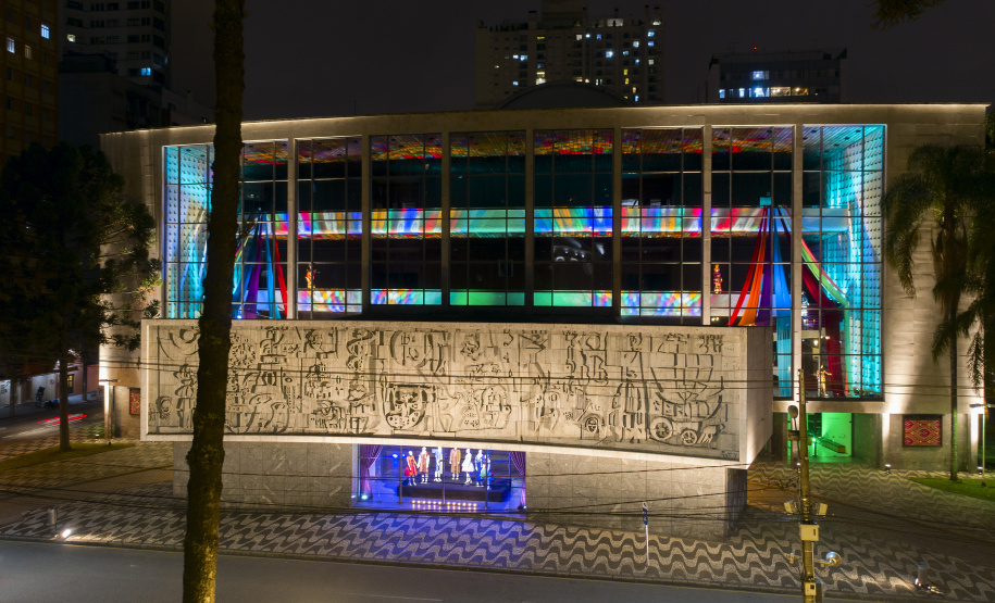 Teatro Guaíra faz exposição de figurinos na fachada