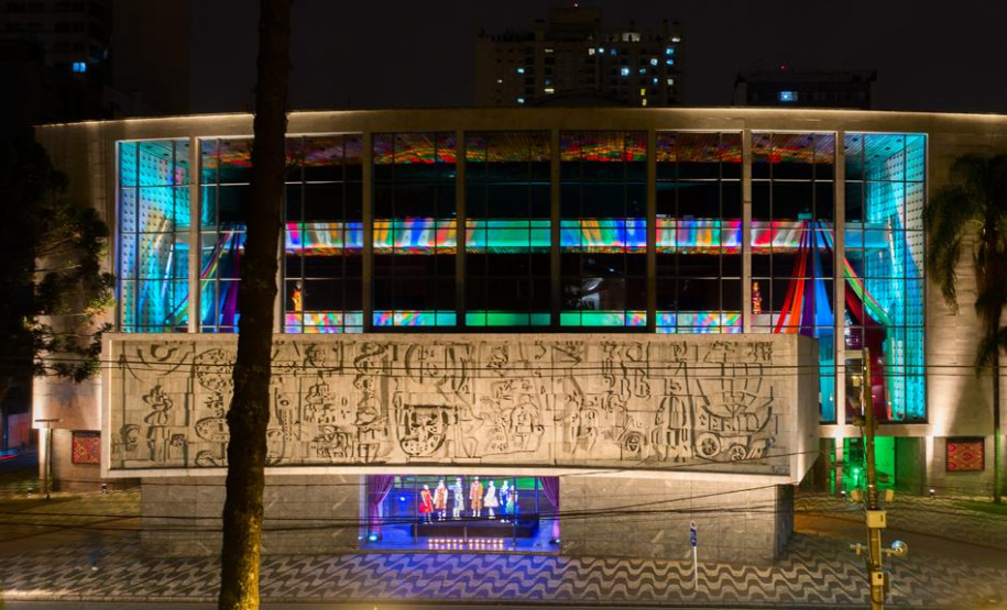 Teatro Guaíra faz exposição de figurinos na fachada