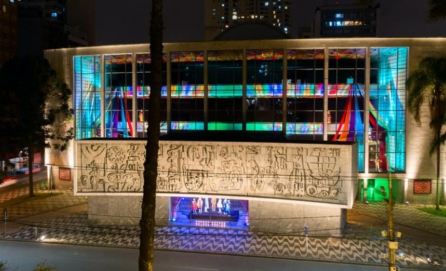 Teatro Guaíra faz exposição de figurinos na fachada