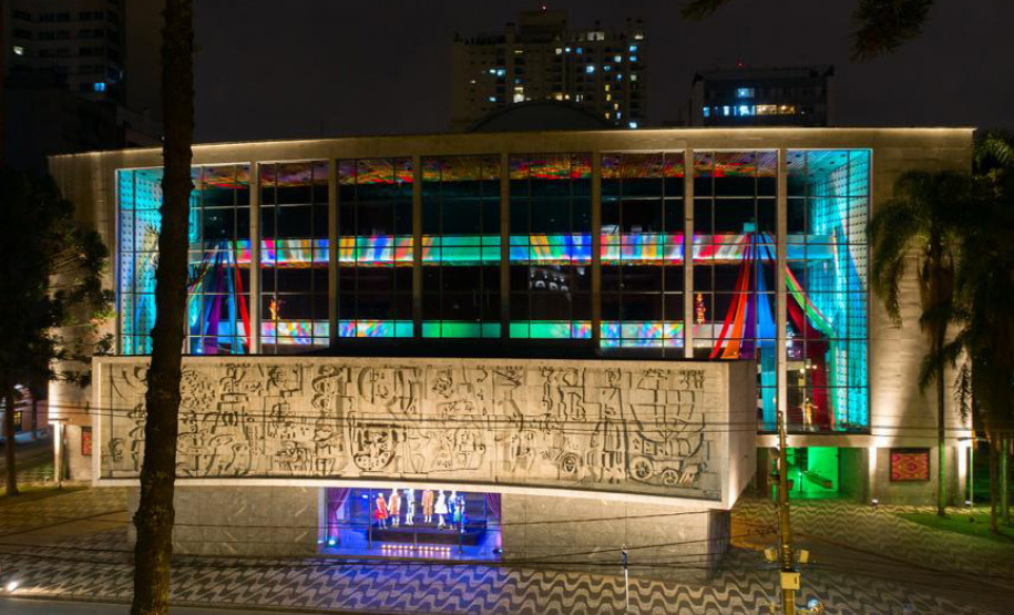 Teatro Guaíra faz exposição de figurinos na fachada