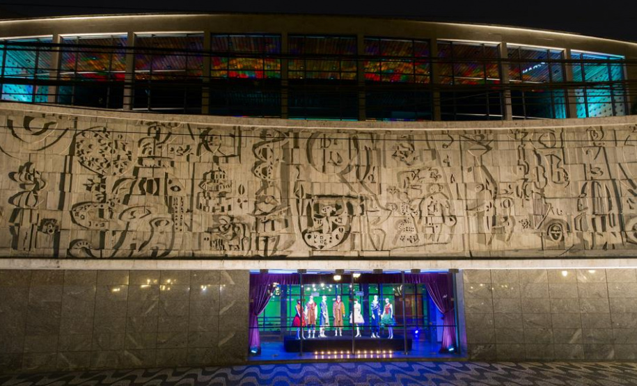 Teatro Guaíra faz exposição de figurinos na fachada