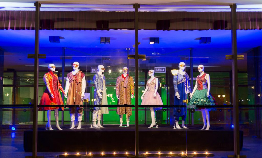 Teatro Guaíra faz exposição de figurinos na fachada