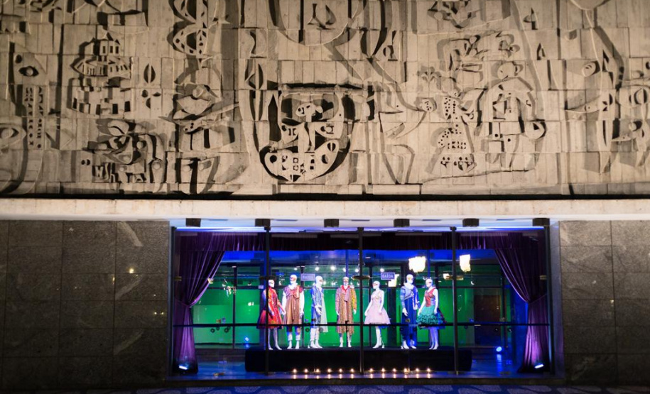 Teatro Guaíra faz exposição de figurinos na fachada