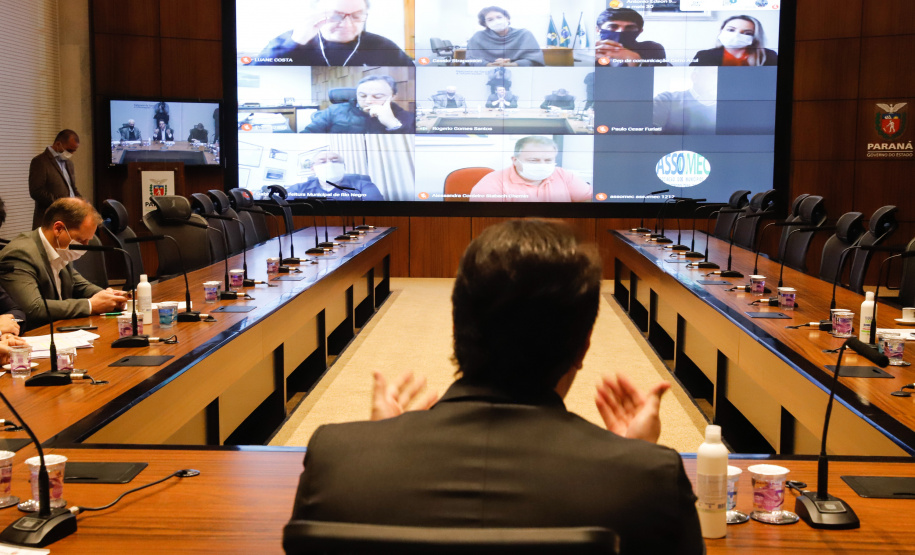 O governador Carlos Massa Ratinho Junior se reuniu nesta quarta-feira (17), por videoconferência, com os prefeitos da Associação dos Municípios da Região Metropolitana de Curitiba (Assomec) e apresentou algumas deliberações sanitárias que o Governo do Estado deve adotar, via decreto, a partir de sexta-feira (19) para reduzir a propagação do novo coronavírus.