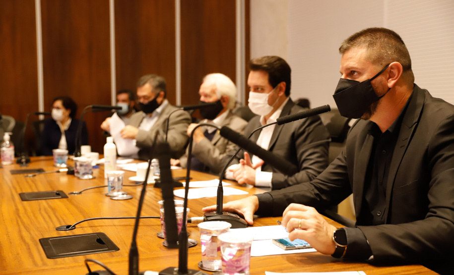 O governador Carlos Massa Ratinho Junior se reuniu nesta quarta-feira (17), por videoconferência, com os prefeitos da Associação dos Municípios da Região Metropolitana de Curitiba (Assomec) e apresentou algumas deliberações sanitárias que o Governo do Estado deve adotar, via decreto, a partir de sexta-feira (19) para reduzir a propagação do novo coronavírus.