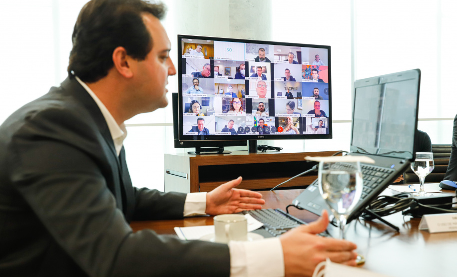 O governador Carlos Massa Ratinho Junior se reuniu virtualmente com os secretários estaduais nesta quarta-feira (17) e reforçou a orientação de manter a política de rigidez sobre os gastos públicos e as formas mais transparentes de contratação de obras, serviços e materiais.