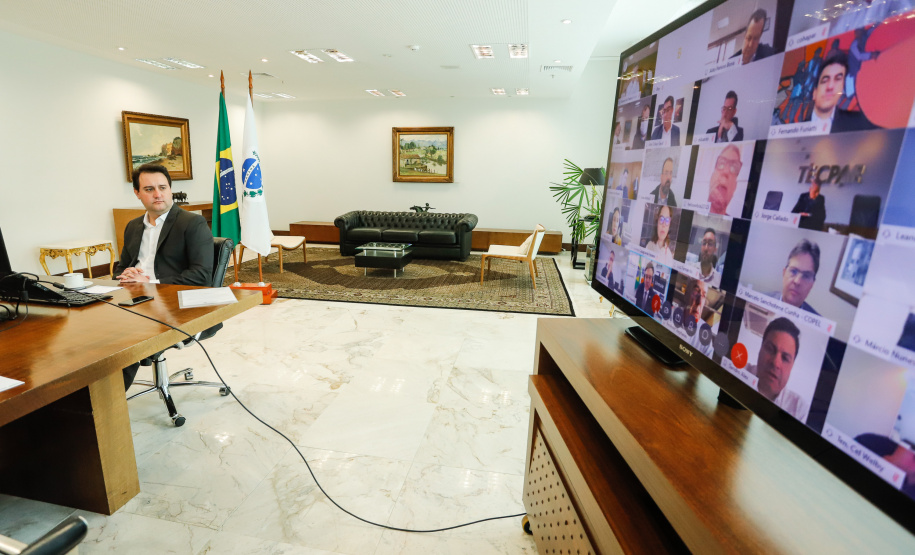 O governador Carlos Massa Ratinho Junior se reuniu virtualmente com os secretários estaduais nesta quarta-feira (17) e reforçou a orientação de manter a política de rigidez sobre os gastos públicos e as formas mais transparentes de contratação de obras, serviços e materiais.