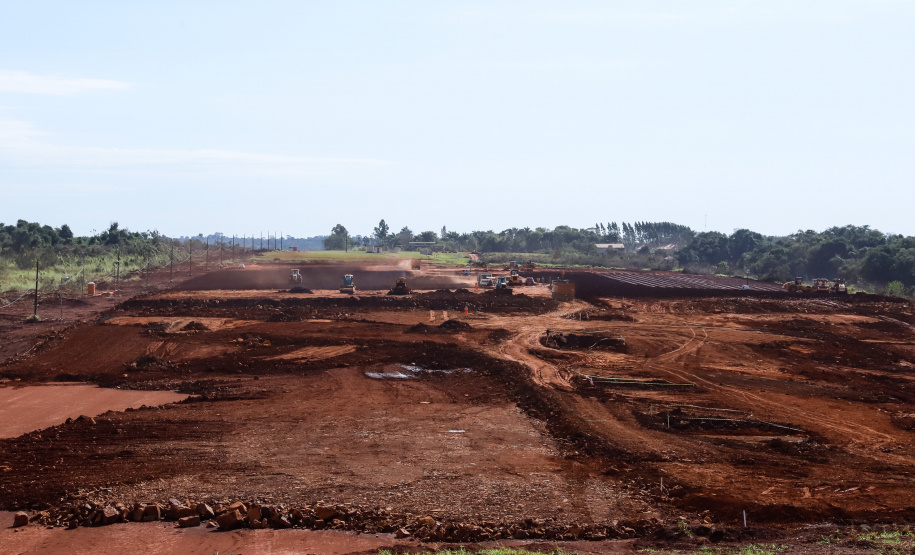 O governador Carlos Massa Ratinho Junior participou nesta quinta-feira (18) de uma reunião com a direção brasileira de Itaipu Binacional, em Foz do Iguaçu, e destacou que a parceria entre o Estado e a hidrelétrica é fundamental para ajudar o Paraná na retomada da economia. Na foto, vistoria da ampliação da pista de pouso e decolagem do aeroporto de Foz do Iguaçu