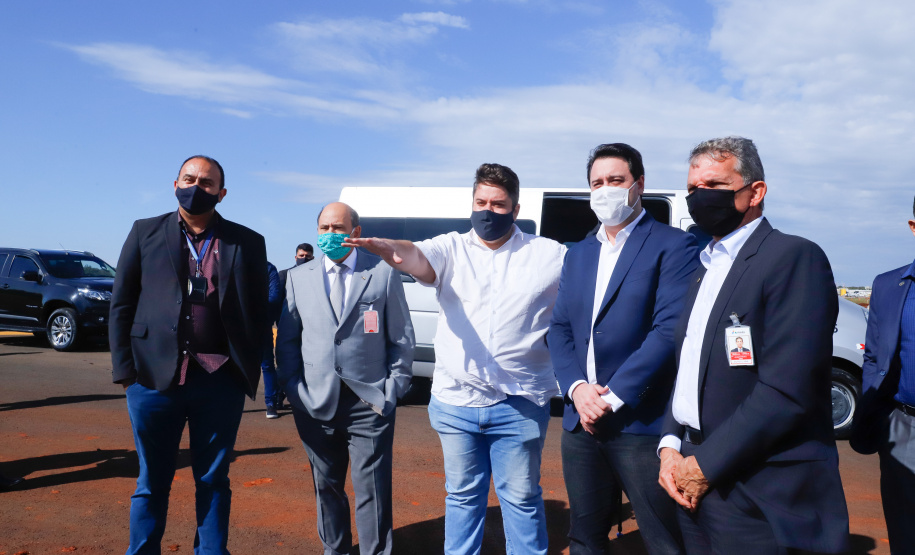 O governador Carlos Massa Ratinho Junior participou nesta quinta-feira (18) de uma reunião com a direção brasileira de Itaipu Binacional, em Foz do Iguaçu, e destacou que a parceria entre o Estado e a hidrelétrica é fundamental para ajudar o Paraná na retomada da economia. Na foto, vistoria da ampliação da pista de pouso e decolagem do aeroporto de Foz do Iguaçu
