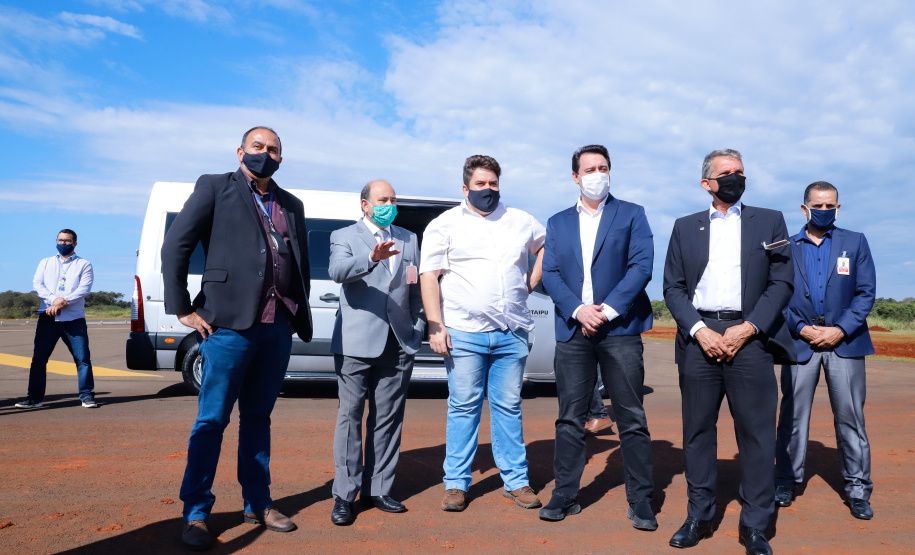 O governador Carlos Massa Ratinho Junior participou nesta quinta-feira (18) de uma reunião com a direção brasileira de Itaipu Binacional, em Foz do Iguaçu, e destacou que a parceria entre o Estado e a hidrelétrica é fundamental para ajudar o Paraná na retomada da economia. Na foto, vistoria da ampliação da pista de pouso e decolagem do aeroporto de Foz do Iguaçu