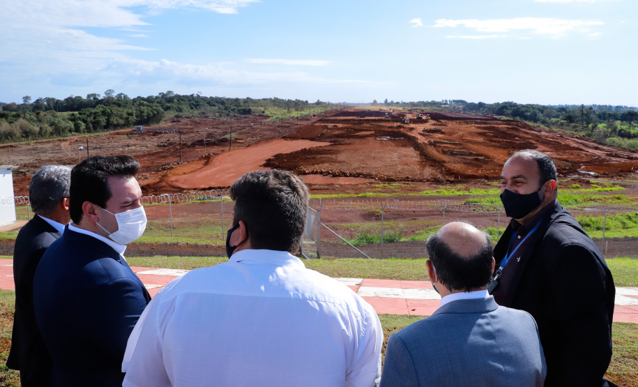 O governador Carlos Massa Ratinho Junior participou nesta quinta-feira (18) de uma reunião com a direção brasileira de Itaipu Binacional, em Foz do Iguaçu, e destacou que a parceria entre o Estado e a hidrelétrica é fundamental para ajudar o Paraná na retomada da economia. Na foto, vistoria da ampliação da pista de pouso e decolagem do aeroporto de Foz do Iguaçu