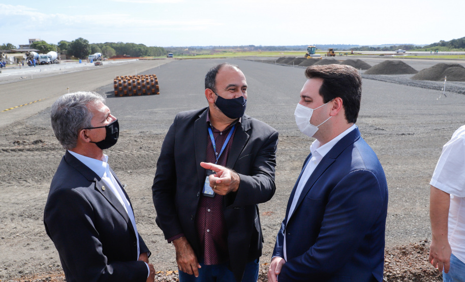 O governador Carlos Massa Ratinho Junior participou nesta quinta-feira (18) de uma reunião com a direção brasileira de Itaipu Binacional, em Foz do Iguaçu, e destacou que a parceria entre o Estado e a hidrelétrica é fundamental para ajudar o Paraná na retomada da economia. Na foto, vistoria da ampliação da pista de pouso e decolagem do aeroporto de Foz do Iguaçu