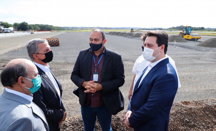 O governador Carlos Massa Ratinho Junior participou nesta quinta-feira (18) de uma reunião com a direção brasileira de Itaipu Binacional, em Foz do Iguaçu, e destacou que a parceria entre o Estado e a hidrelétrica é fundamental para ajudar o Paraná na retomada da economia. Na foto, vistoria da ampliação da pista de pouso e decolagem do aeroporto de Foz do Iguaçu