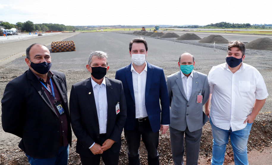 O governador Carlos Massa Ratinho Junior participou nesta quinta-feira (18) de uma reunião com a direção brasileira de Itaipu Binacional, em Foz do Iguaçu, e destacou que a parceria entre o Estado e a hidrelétrica é fundamental para ajudar o Paraná na retomada da economia. Na foto, vistoria da ampliação da pista de pouso e decolagem do aeroporto de Foz do Iguaçu