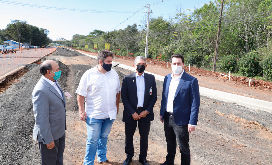 O governador Carlos Massa Ratinho Junior participou nesta quinta-feira (18) de uma reunião com a direção brasileira de Itaipu Binacional, em Foz do Iguaçu, e destacou que a parceria entre o Estado e a hidrelétrica é fundamental para ajudar o Paraná na retomada da economia. Na foto, vistoria da ampliação da pista de pouso e decolagem do aeroporto de Foz do Iguaçu