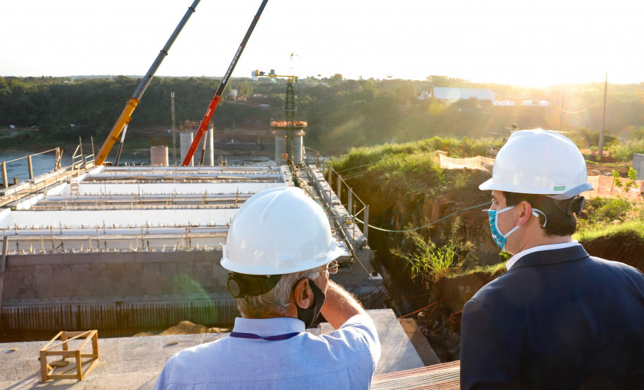 O governador Carlos Massa Ratinho Junior participou nesta quinta-feira (18) de uma reunião com a direção brasileira de Itaipu Binacional, em Foz do Iguaçu, e destacou que a parceria entre o Estado e a hidrelétrica é fundamental para ajudar o Paraná na retomada da economia.- Após a reunião, houve uma vistoria nas obras da Ponte da Integração Brasil-Paraguai, que estão em ritmo acelerado.