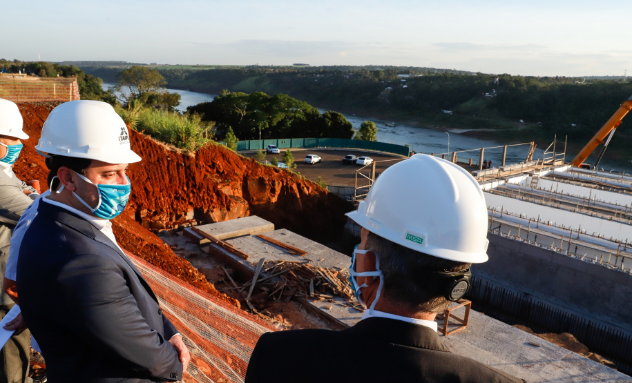 O governador Carlos Massa Ratinho Junior participou nesta quinta-feira (18) de uma reunião com a direção brasileira de Itaipu Binacional, em Foz do Iguaçu, e destacou que a parceria entre o Estado e a hidrelétrica é fundamental para ajudar o Paraná na retomada da economia.- Após a reunião, houve uma vistoria nas obras da Ponte da Integração Brasil-Paraguai, que estão em ritmo acelerado.