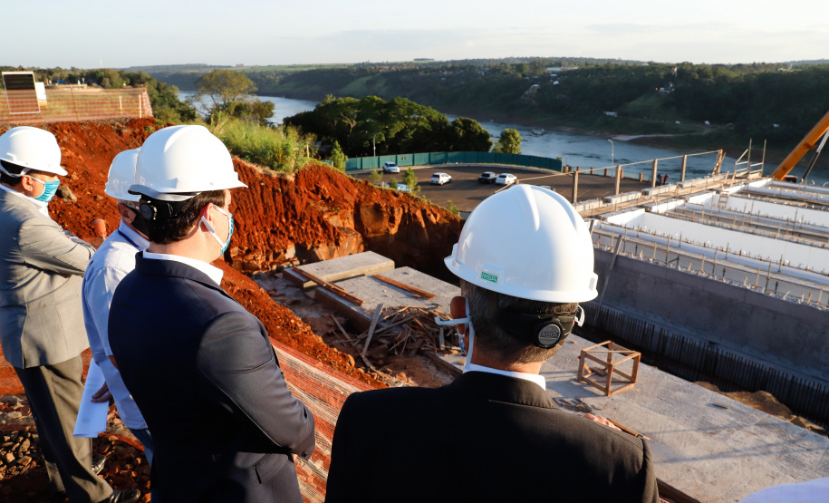 O governador Carlos Massa Ratinho Junior participou nesta quinta-feira (18) de uma reunião com a direção brasileira de Itaipu Binacional, em Foz do Iguaçu, e destacou que a parceria entre o Estado e a hidrelétrica é fundamental para ajudar o Paraná na retomada da economia.- Após a reunião, houve uma vistoria nas obras da Ponte da Integração Brasil-Paraguai, que estão em ritmo acelerado.
