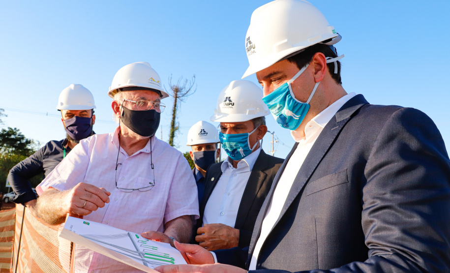 O governador Carlos Massa Ratinho Junior participou nesta quinta-feira (18) de uma reunião com a direção brasileira de Itaipu Binacional, em Foz do Iguaçu, e destacou que a parceria entre o Estado e a hidrelétrica é fundamental para ajudar o Paraná na retomada da economia.- Após a reunião, houve uma vistoria nas obras da Ponte da Integração Brasil-Paraguai, que estão em ritmo acelerado.