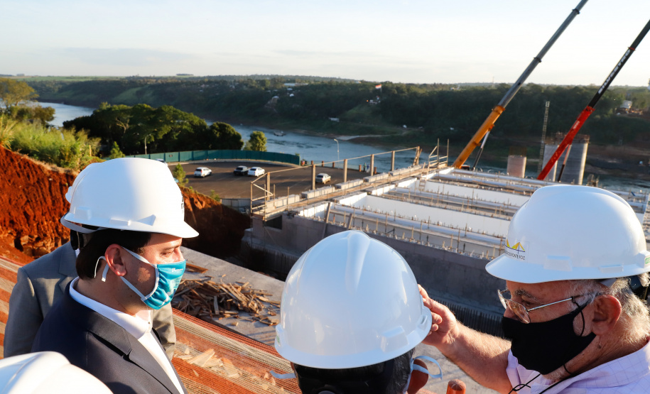 O governador Carlos Massa Ratinho Junior participou nesta quinta-feira (18) de uma reunião com a direção brasileira de Itaipu Binacional, em Foz do Iguaçu, e destacou que a parceria entre o Estado e a hidrelétrica é fundamental para ajudar o Paraná na retomada da economia.- Após a reunião, houve uma vistoria nas obras da Ponte da Integração Brasil-Paraguai, que estão em ritmo acelerado.