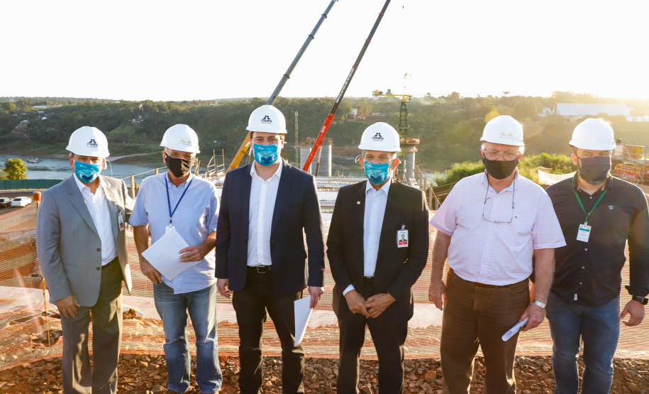 O governador Carlos Massa Ratinho Junior participou nesta quinta-feira (18) de uma reunião com a direção brasileira de Itaipu Binacional, em Foz do Iguaçu, e destacou que a parceria entre o Estado e a hidrelétrica é fundamental para ajudar o Paraná na retomada da economia.- Após a reunião, houve uma vistoria nas obras da Ponte da Integração Brasil-Paraguai, que estão em ritmo acelerado.