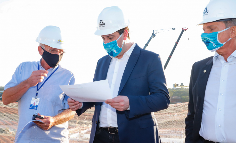 O governador Carlos Massa Ratinho Junior participou nesta quinta-feira (18) de uma reunião com a direção brasileira de Itaipu Binacional, em Foz do Iguaçu, e destacou que a parceria entre o Estado e a hidrelétrica é fundamental para ajudar o Paraná na retomada da economia.- Após a reunião, houve uma vistoria nas obras da Ponte da Integração Brasil-Paraguai, que estão em ritmo acelerado.