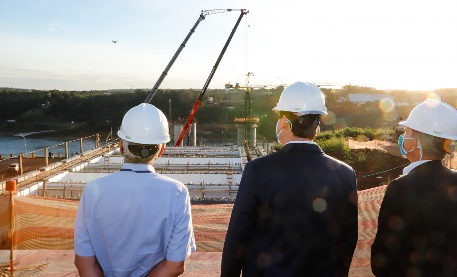 O governador Carlos Massa Ratinho Junior participou nesta quinta-feira (18) de uma reunião com a direção brasileira de Itaipu Binacional, em Foz do Iguaçu, e destacou que a parceria entre o Estado e a hidrelétrica é fundamental para ajudar o Paraná na retomada da economia.- Após a reunião, houve uma vistoria nas obras da Ponte da Integração Brasil-Paraguai, que estão em ritmo acelerado.