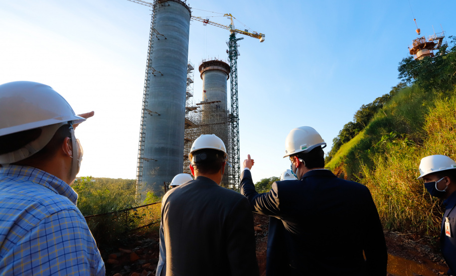 O governador Carlos Massa Ratinho Junior participou nesta quinta-feira (18) de uma reunião com a direção brasileira de Itaipu Binacional, em Foz do Iguaçu, e destacou que a parceria entre o Estado e a hidrelétrica é fundamental para ajudar o Paraná na retomada da economia.- Após a reunião, houve uma vistoria nas obras da Ponte da Integração Brasil-Paraguai, que estão em ritmo acelerado.