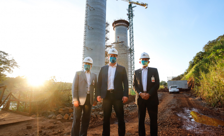 O governador Carlos Massa Ratinho Junior participou nesta quinta-feira (18) de uma reunião com a direção brasileira de Itaipu Binacional, em Foz do Iguaçu, e destacou que a parceria entre o Estado e a hidrelétrica é fundamental para ajudar o Paraná na retomada da economia.- Após a reunião, houve uma vistoria nas obras da Ponte da Integração Brasil-Paraguai, que estão em ritmo acelerado.