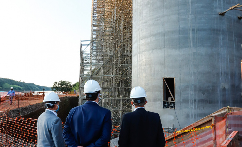 O governador Carlos Massa Ratinho Junior participou nesta quinta-feira (18) de uma reunião com a direção brasileira de Itaipu Binacional, em Foz do Iguaçu, e destacou que a parceria entre o Estado e a hidrelétrica é fundamental para ajudar o Paraná na retomada da economia.- Após a reunião, houve uma vistoria nas obras da Ponte da Integração Brasil-Paraguai, que estão em ritmo acelerado.