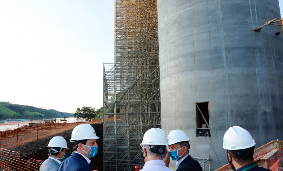 O governador Carlos Massa Ratinho Junior participou nesta quinta-feira (18) de uma reunião com a direção brasileira de Itaipu Binacional, em Foz do Iguaçu, e destacou que a parceria entre o Estado e a hidrelétrica é fundamental para ajudar o Paraná na retomada da economia.- Após a reunião, houve uma vistoria nas obras da Ponte da Integração Brasil-Paraguai, que estão em ritmo acelerado.