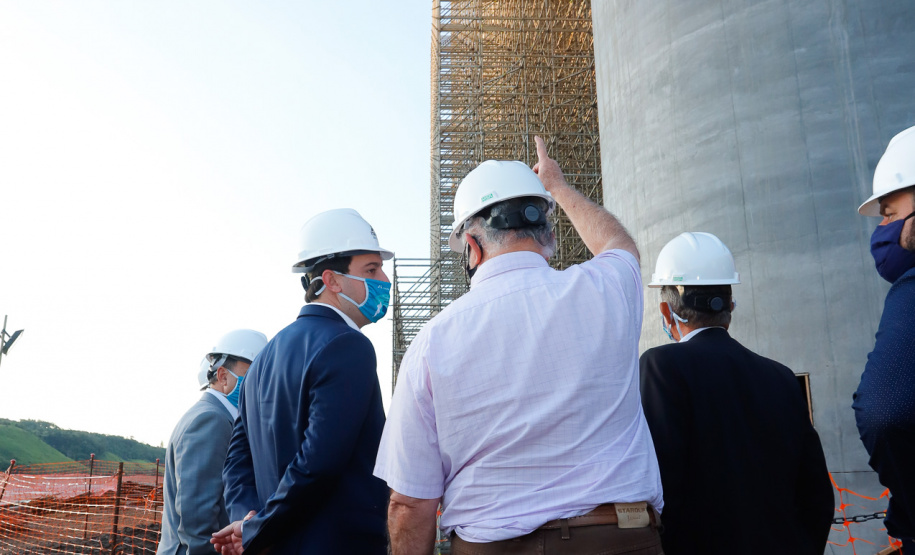 O governador Carlos Massa Ratinho Junior participou nesta quinta-feira (18) de uma reunião com a direção brasileira de Itaipu Binacional, em Foz do Iguaçu, e destacou que a parceria entre o Estado e a hidrelétrica é fundamental para ajudar o Paraná na retomada da economia.- Após a reunião, houve uma vistoria nas obras da Ponte da Integração Brasil-Paraguai, que estão em ritmo acelerado.