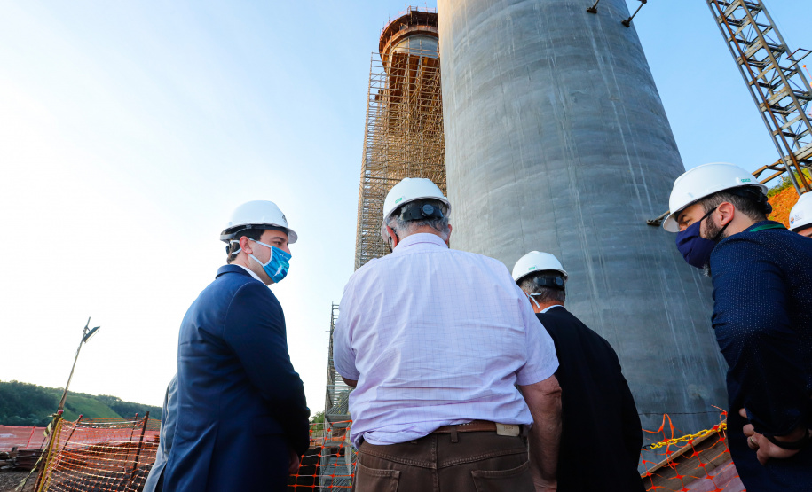O governador Carlos Massa Ratinho Junior participou nesta quinta-feira (18) de uma reunião com a direção brasileira de Itaipu Binacional, em Foz do Iguaçu, e destacou que a parceria entre o Estado e a hidrelétrica é fundamental para ajudar o Paraná na retomada da economia.- Após a reunião, houve uma vistoria nas obras da Ponte da Integração Brasil-Paraguai, que estão em ritmo acelerado.