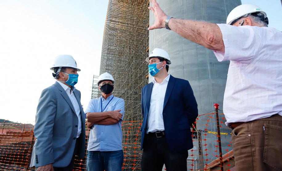 O governador Carlos Massa Ratinho Junior participou nesta quinta-feira (18) de uma reunião com a direção brasileira de Itaipu Binacional, em Foz do Iguaçu, e destacou que a parceria entre o Estado e a hidrelétrica é fundamental para ajudar o Paraná na retomada da economia.- Após a reunião, houve uma vistoria nas obras da Ponte da Integração Brasil-Paraguai, que estão em ritmo acelerado.
