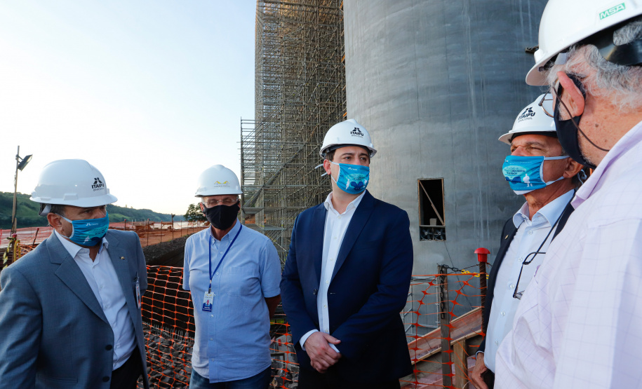 O governador Carlos Massa Ratinho Junior participou nesta quinta-feira (18) de uma reunião com a direção brasileira de Itaipu Binacional, em Foz do Iguaçu, e destacou que a parceria entre o Estado e a hidrelétrica é fundamental para ajudar o Paraná na retomada da economia.- Após a reunião, houve uma vistoria nas obras da Ponte da Integração Brasil-Paraguai, que estão em ritmo acelerado.