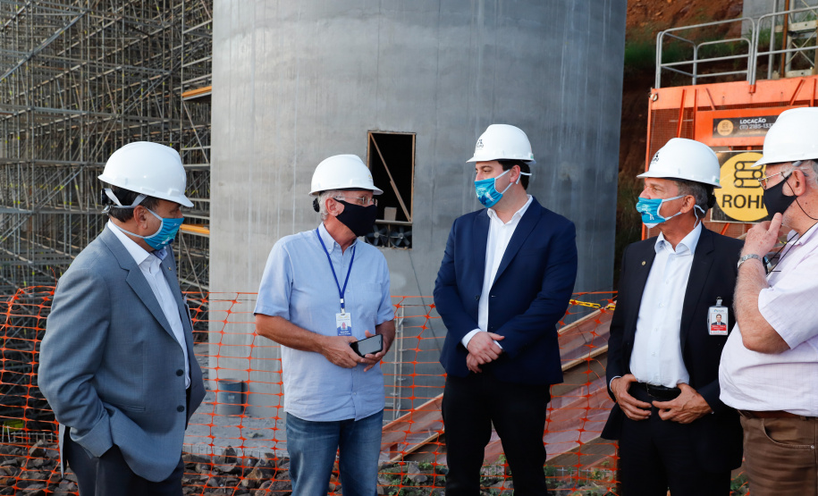 O governador Carlos Massa Ratinho Junior participou nesta quinta-feira (18) de uma reunião com a direção brasileira de Itaipu Binacional, em Foz do Iguaçu, e destacou que a parceria entre o Estado e a hidrelétrica é fundamental para ajudar o Paraná na retomada da economia.- Após a reunião, houve uma vistoria nas obras da Ponte da Integração Brasil-Paraguai, que estão em ritmo acelerado.