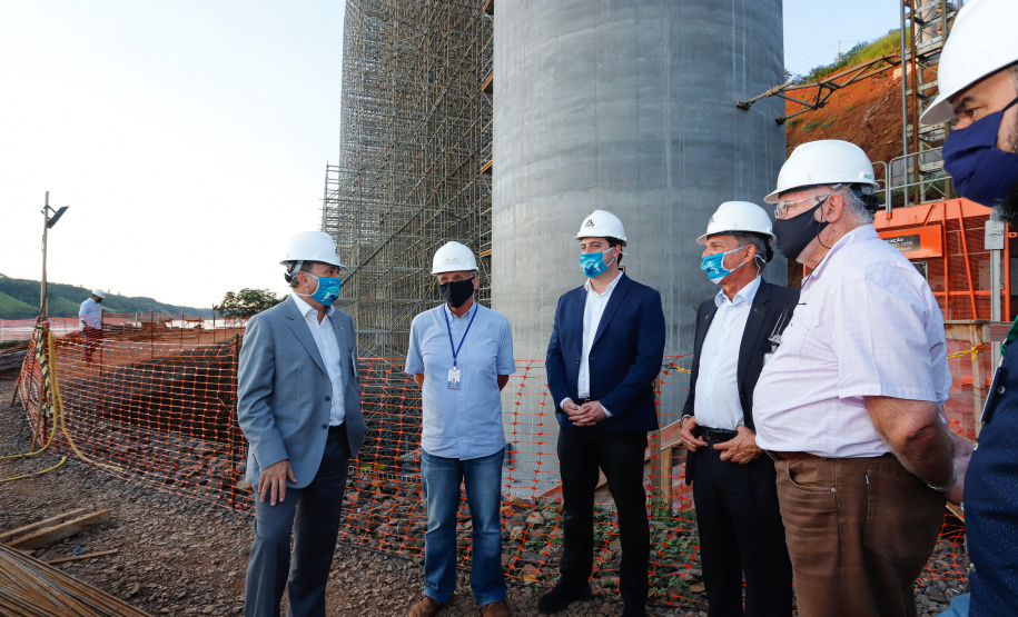 O governador Carlos Massa Ratinho Junior participou nesta quinta-feira (18) de uma reunião com a direção brasileira de Itaipu Binacional, em Foz do Iguaçu, e destacou que a parceria entre o Estado e a hidrelétrica é fundamental para ajudar o Paraná na retomada da economia.- Após a reunião, houve uma vistoria nas obras da Ponte da Integração Brasil-Paraguai, que estão em ritmo acelerado.