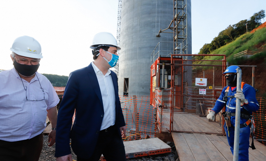 O governador Carlos Massa Ratinho Junior participou nesta quinta-feira (18) de uma reunião com a direção brasileira de Itaipu Binacional, em Foz do Iguaçu, e destacou que a parceria entre o Estado e a hidrelétrica é fundamental para ajudar o Paraná na retomada da economia.- Após a reunião, houve uma vistoria nas obras da Ponte da Integração Brasil-Paraguai, que estão em ritmo acelerado.
