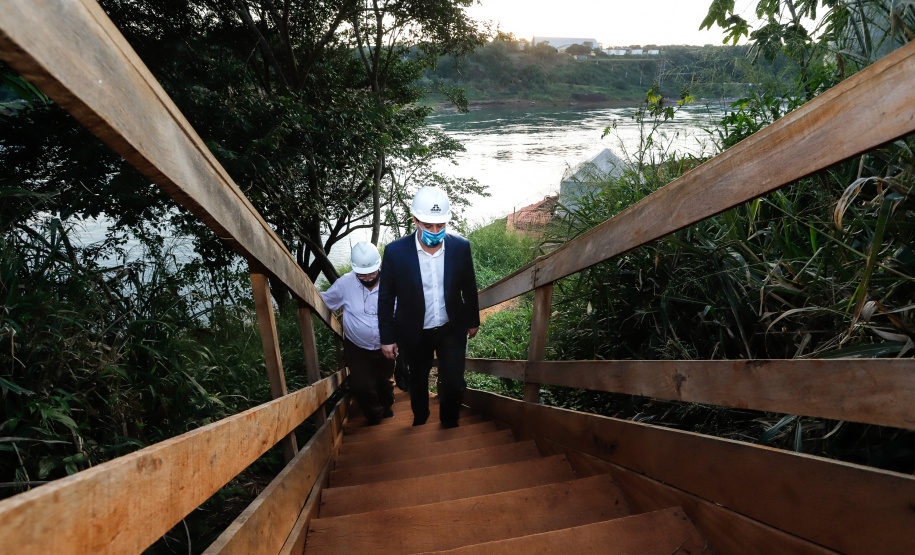 O governador Carlos Massa Ratinho Junior participou nesta quinta-feira (18) de uma reunião com a direção brasileira de Itaipu Binacional, em Foz do Iguaçu, e destacou que a parceria entre o Estado e a hidrelétrica é fundamental para ajudar o Paraná na retomada da economia.- Após a reunião, houve uma vistoria nas obras da Ponte da Integração Brasil-Paraguai, que estão em ritmo acelerado.