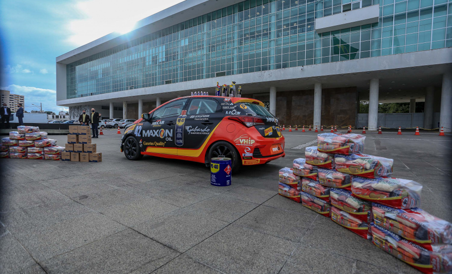 Entrega Cestas Básicas piloto Chritiano Bornemann Uma rede de solidariedade organizada por dois pilotos, Lucas e Cristiano Bornemann, da Copa HB20, seus patrocinadores e a Hyundai Brasil arrecadou cerca de uma tonelada e meia de alimentos não perecíveis e 20 mil frascos de álcool spray aerosol na última semana. Os produtos foram entregues ao Governo do Estado nesta quinta-feira (18). A doação foi recebida pela primeira-dama Luciana Saito Massa, que preside o Conselho de Ação Solidária. Foto: Valdelino Pontes