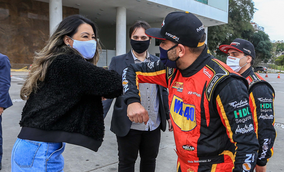 Entrega Cestas Básicas piloto Chritiano Bornemann Uma rede de solidariedade organizada por dois pilotos, Lucas e Cristiano Bornemann, da Copa HB20, seus patrocinadores e a Hyundai Brasil arrecadou cerca de uma tonelada e meia de alimentos não perecíveis e 20 mil frascos de álcool spray aerosol na última semana. Os produtos foram entregues ao Governo do Estado nesta quinta-feira (18). A doação foi recebida pela primeira-dama Luciana Saito Massa, que preside o Conselho de Ação Solidária. Foto: Valdelino Pontes