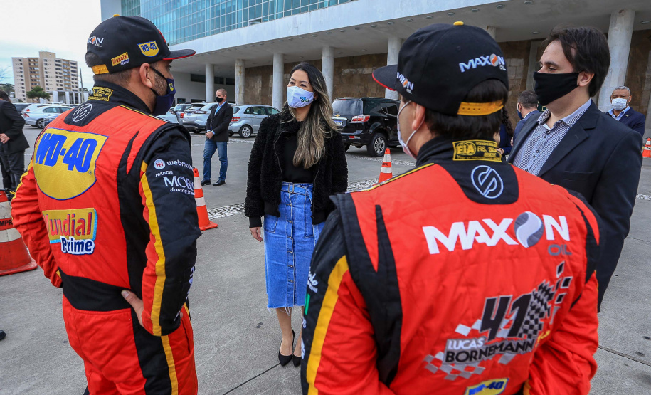 Entrega Cestas Básicas piloto Chritiano Bornemann Uma rede de solidariedade organizada por dois pilotos, Lucas e Cristiano Bornemann, da Copa HB20, seus patrocinadores e a Hyundai Brasil arrecadou cerca de uma tonelada e meia de alimentos não perecíveis e 20 mil frascos de álcool spray aerosol na última semana. Os produtos foram entregues ao Governo do Estado nesta quinta-feira (18). A doação foi recebida pela primeira-dama Luciana Saito Massa, que preside o Conselho de Ação Solidária. Foto: Valdelino Pontes