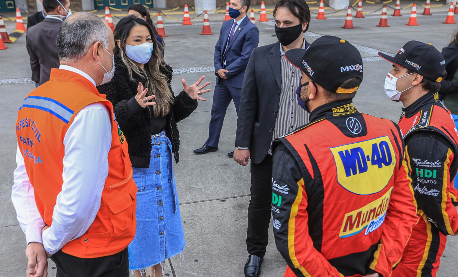 Entrega Cestas Básicas piloto Chritiano Bornemann Uma rede de solidariedade organizada por dois pilotos, Lucas e Cristiano Bornemann, da Copa HB20, seus patrocinadores e a Hyundai Brasil arrecadou cerca de uma tonelada e meia de alimentos não perecíveis e 20 mil frascos de álcool spray aerosol na última semana. Os produtos foram entregues ao Governo do Estado nesta quinta-feira (18). A doação foi recebida pela primeira-dama Luciana Saito Massa, que preside o Conselho de Ação Solidária. Foto: Valdelino Pontes