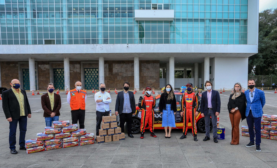 Entrega Cestas Básicas piloto Chritiano Bornemann Uma rede de solidariedade organizada por dois pilotos, Lucas e Cristiano Bornemann, da Copa HB20, seus patrocinadores e a Hyundai Brasil arrecadou cerca de uma tonelada e meia de alimentos não perecíveis e 20 mil frascos de álcool spray aerosol na última semana. Os produtos foram entregues ao Governo do Estado nesta quinta-feira (18). A doação foi recebida pela primeira-dama Luciana Saito Massa, que preside o Conselho de Ação Solidária. Foto: Valdelino Pontes