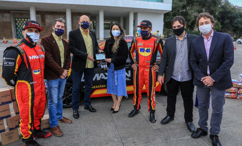 Entrega Cestas Básicas piloto Chritiano Bornemann Uma rede de solidariedade organizada por dois pilotos, Lucas e Cristiano Bornemann, da Copa HB20, seus patrocinadores e a Hyundai Brasil arrecadou cerca de uma tonelada e meia de alimentos não perecíveis e 20 mil frascos de álcool spray aerosol na última semana. Os produtos foram entregues ao Governo do Estado nesta quinta-feira (18). A doação foi recebida pela primeira-dama Luciana Saito Massa, que preside o Conselho de Ação Solidária. Foto: Valdelino Pontes