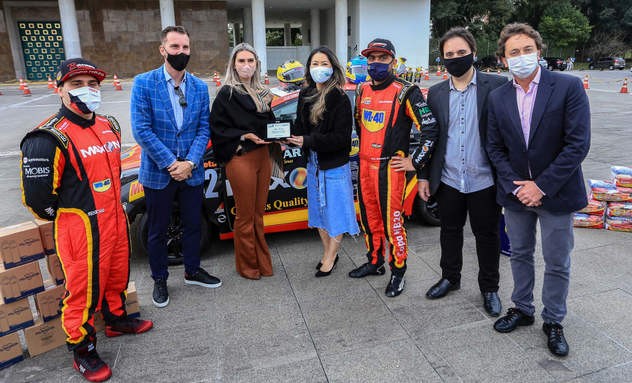 Entrega Cestas Básicas piloto Chritiano Bornemann Uma rede de solidariedade organizada por dois pilotos, Lucas e Cristiano Bornemann, da Copa HB20, seus patrocinadores e a Hyundai Brasil arrecadou cerca de uma tonelada e meia de alimentos não perecíveis e 20 mil frascos de álcool spray aerosol na última semana. Os produtos foram entregues ao Governo do Estado nesta quinta-feira (18). A doação foi recebida pela primeira-dama Luciana Saito Massa, que preside o Conselho de Ação Solidária. Foto: Valdelino Pontes