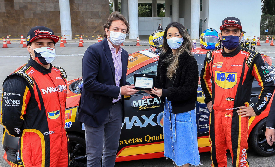 Entrega Cestas Básicas piloto Chritiano Bornemann Uma rede de solidariedade organizada por dois pilotos, Lucas e Cristiano Bornemann, da Copa HB20, seus patrocinadores e a Hyundai Brasil arrecadou cerca de uma tonelada e meia de alimentos não perecíveis e 20 mil frascos de álcool spray aerosol na última semana. Os produtos foram entregues ao Governo do Estado nesta quinta-feira (18). A doação foi recebida pela primeira-dama Luciana Saito Massa, que preside o Conselho de Ação Solidária. Foto: Valdelino Pontes